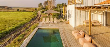 Piscina a l'aire lliure i gandules