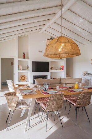 Villa Signature, 4 chambres, non-fumeur, piscine privée | Aire de séjour | Téléviseur à écran plat