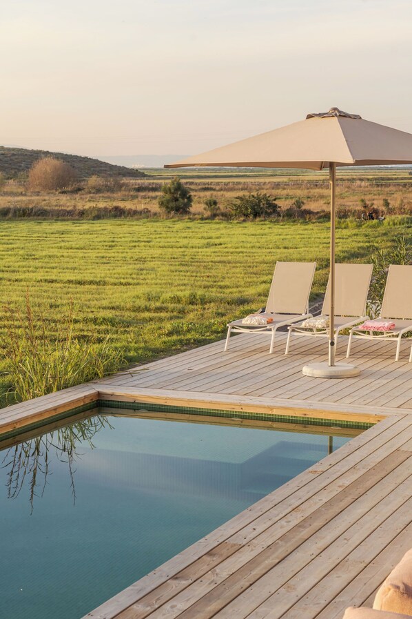 Piscine extérieure, chaises longues
