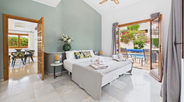 3 slaapkamers, een strijkplank/strijkijzer, reisbedje, wifi