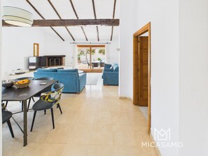 Televisie en een open haard