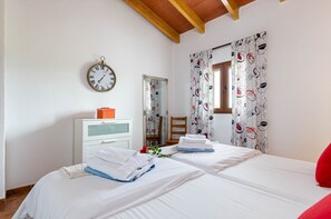 2 bedrooms, iron/ironing board, travel cot, free WiFi