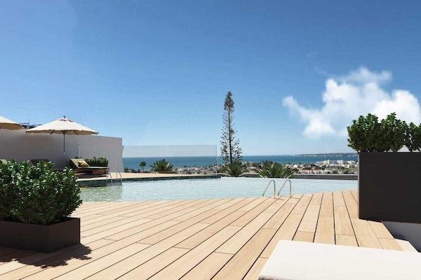 Una piscina cubierta, 2 piscinas al aire libre, sombrillas, tumbonas