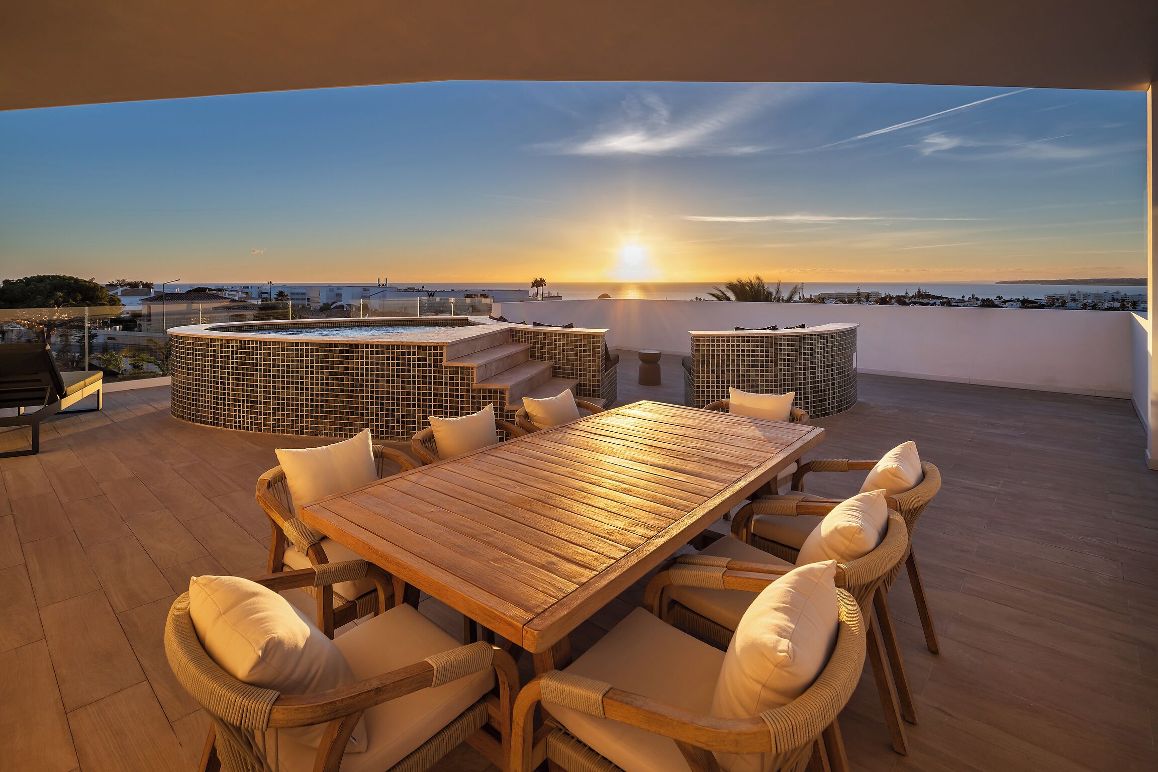 Castelo Suite Terrace & Jacuzzi | 迷你吧、客房内保险箱、办公桌、笔记本电脑工作区