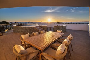 Castelo Suite Terrace & Jacuzzi | Minibar, in-room safe, desk, laptop workspace