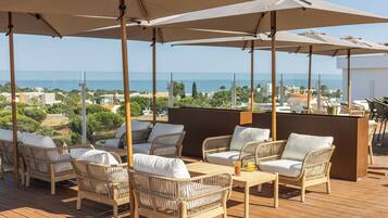 2 ulkouima-allasta avoinna 8.00–20.00, aurinkovarjoja, aurinkotuoleja