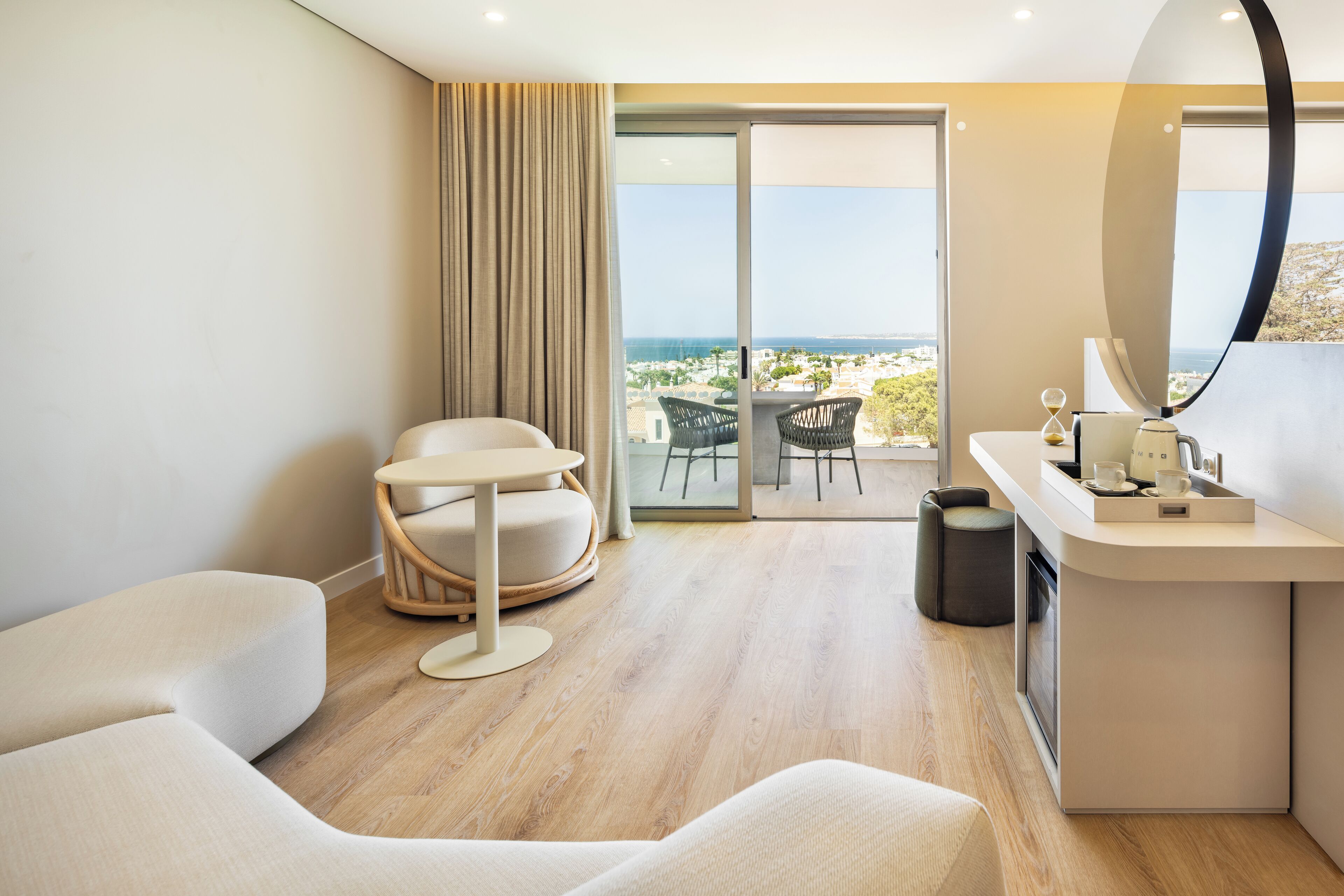 Premium Suite Terrace | Minibaari, tallelokero huoneessa, työpöytä