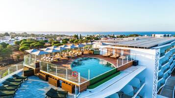 2 Außenpools, geöffnet von 08:00 Uhr bis 20:00 Uhr, Sonnenschirme