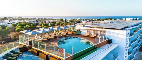 2 piscinas externas, funciona das 8h às 20h, guarda-sóis