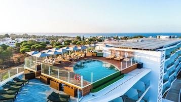 2 piscinas al aire libre, sombrillas, sillones reclinables de piscina