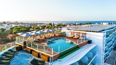 Castelo Suites Hotel