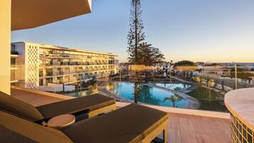 Castelo Suite Terrace & Plunge Pool | Minibar, in-room safe, desk, laptop workspace
