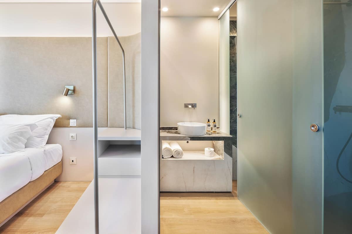 Premium bedding, down comforters, minibar, in-room safe