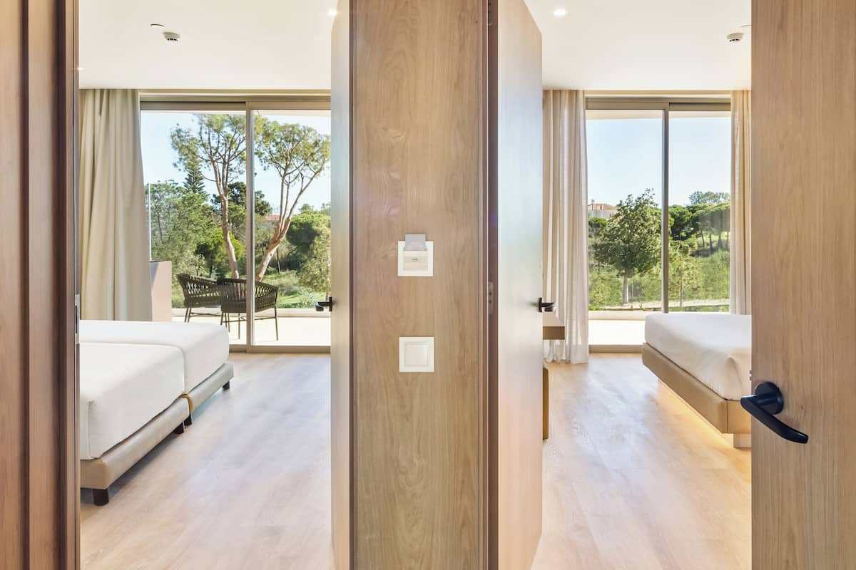 2 bedrooms, minibar, in-room safe, desk