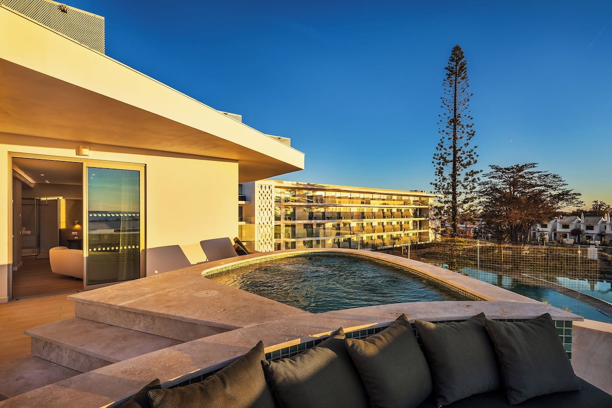 Castelo Suite Terrace & Jacuzzi | Minibar, két bảo mật tại phòng, bàn