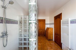 Bruser, hårtørrer, håndklæder