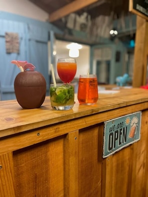 A bar counter with three drinks and a sign indicating the establishment is open. - ZEcamping 4* animé piscine couverte mobil-home TV clim 30m2 (Aureilhan)