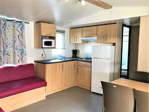 Kjøleskap, mikrobølgeovn, kokeplater og brødrister