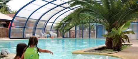 Innendørsbasseng og et oppvarmet basseng