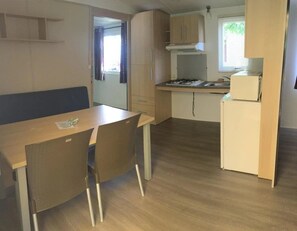 Dining - ZEcamping 4* animé piscine couverte mobil-home TV clim 30m2 (Aureilhan)