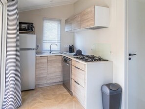 Kylskåp, spishäll, diskmaskin och brödrost