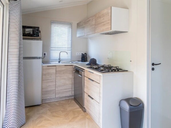 Kjøleskap, kokeplater, oppvaskmaskin og brødrister