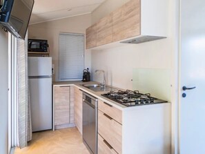 Køleskab, kogeplade, opvaskemaskine, brødrister