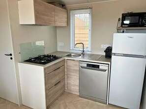 Frigorifero, microonde, piano cottura, lavastoviglie