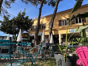 Outdoor dining - ZEcamping 3 étoiles piscine chauffée locatif TV LV BBQ 33m2 4 pers (Martigues)