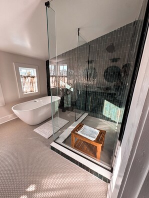 Douche, sèche-cheveux, serviettes fournies, savon