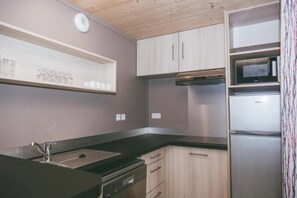Réfrigérateur, micro-ondes, plaque de cuisson, lave-vaisselle