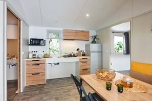 Køleskab, mikrobølgeovn, kogeplade