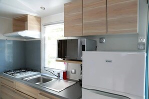 Kühlschrank, Mikrowelle, Herdplatte