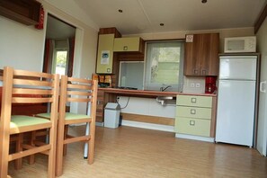 Kühlschrank, Mikrowelle, Herdplatte