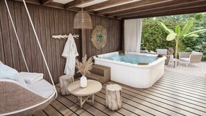 Tina de hidromasaje al aire libre