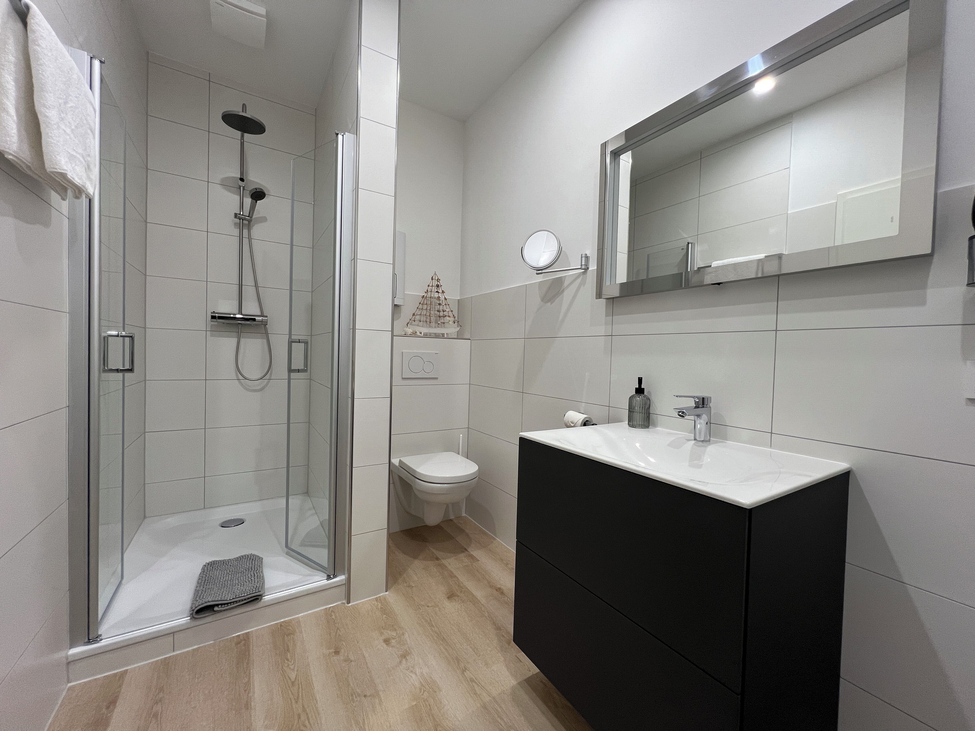 Dusche, Haartrockner, Handtücher, Seife