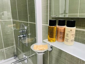 Serviettes fournies, papier toilette