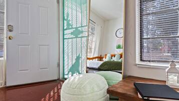 1 slaapkamer, een strijkplank/strijkijzer, gratis wifi, beddengoed