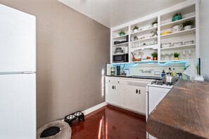 Kühlschrank, Herdplatte, Wasserkocher mit Kaffee-/Teezubehör, Toaster