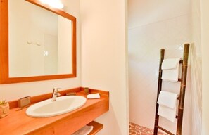 Een douche, een haardroger, handdoeken