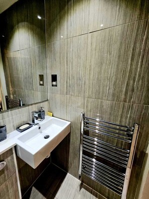 Shower, hair dryer, towels, soap - Regent Park Studios: Cosy Central London Studio Flat near Little Venice Sleeps 3 (London)