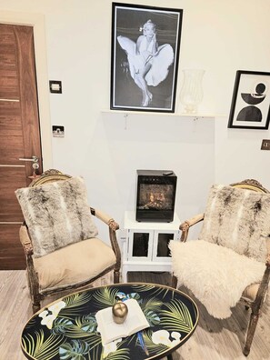 Interior - Regent Park Studios: Cosy Central London Studio Flat near Little Venice Sleeps 3 (London)