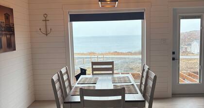 Blue Jellybean: Great ocean views and close to town