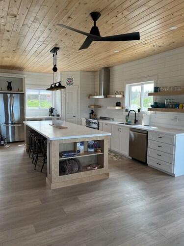 Blue Jellybean: Great ocean views and close to town