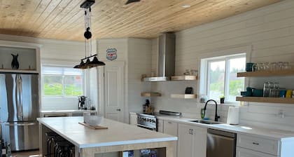 Blue Jellybean: Great ocean views and close to town