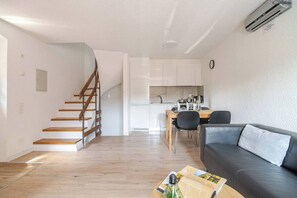 Living area - Apartment just minutes from the lake. (quartino)