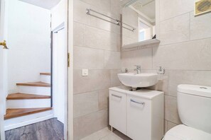 Suihku, hiustenkuivaaja, pyyhkeet, vessapaperi