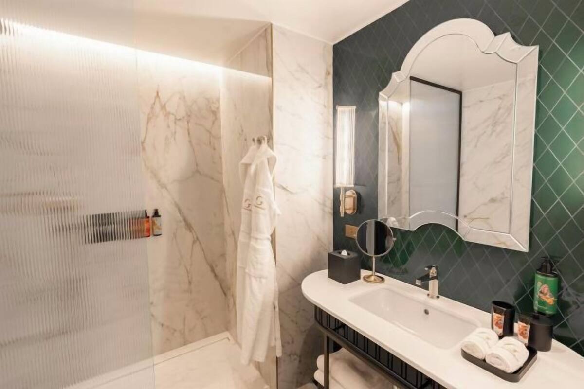 Banheiro | Chuveiro, chuveiro com efeito de chuva, produtos de toalete de grife