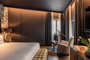 Signature Suite (Medici) | Minibar, in-room safe, desk, blackout drapes - The Goethe Hotel (Rome)