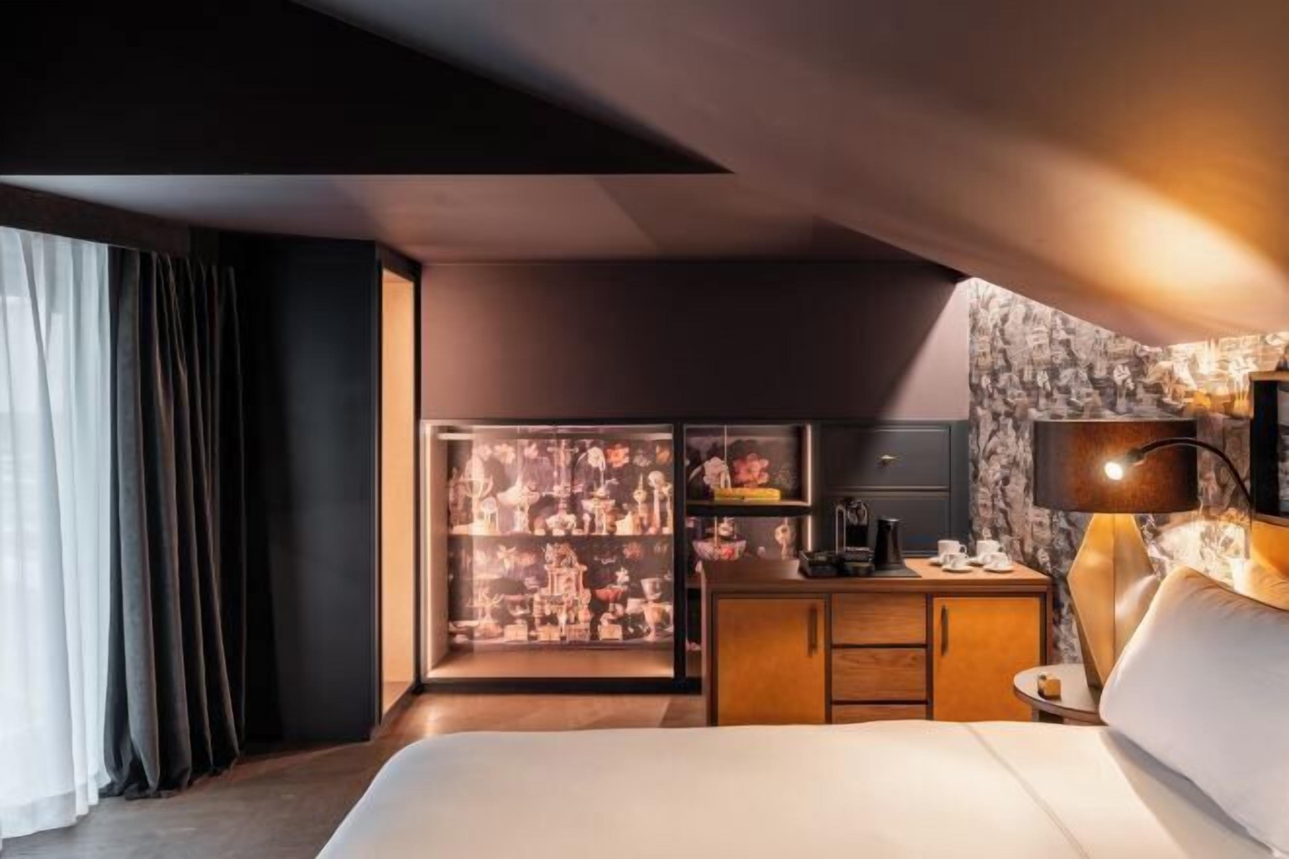 高档床上用品、迷你吧、客房内保险箱、办公桌